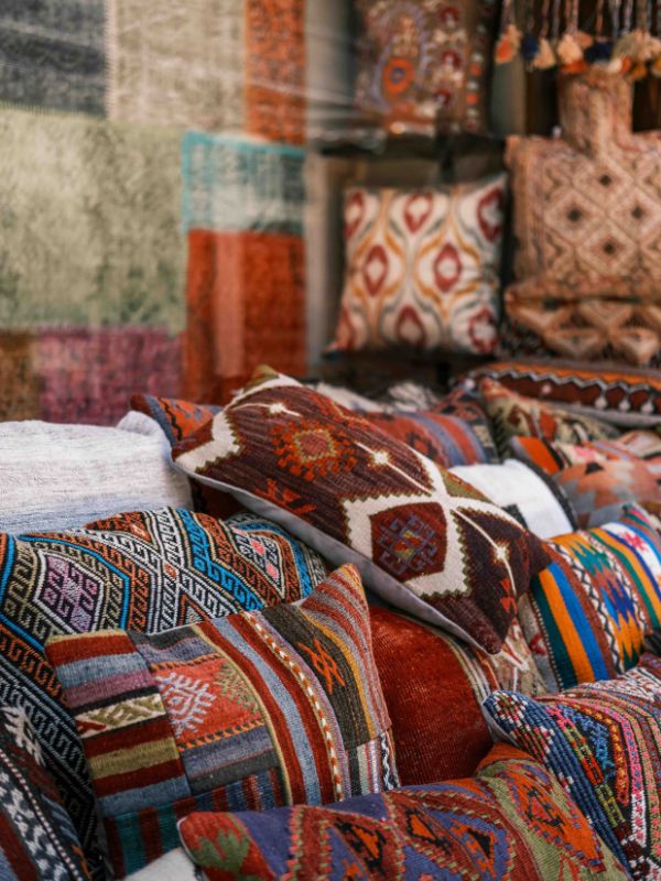 Como Misturar Padrões De Tecidos Na Decoração 3 Como Misturar Padrões De Tecidos Na Decoração, imagem mostra ambiente ricamente decorado com almofadas de várias estampas étnicas