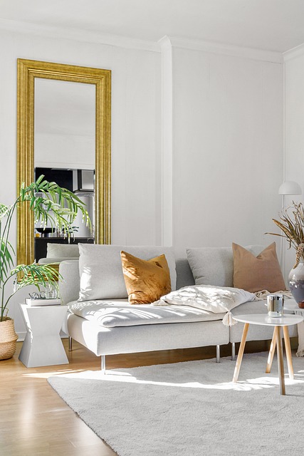 Como Fazer Uma Decoração Minimalista Em 9 Passos 2 uma-decoracao-minimalista, imagem mostra sala com sofa cinza claro, ambiente brnaco, quadro grande com moldura dourada pendurado na parede