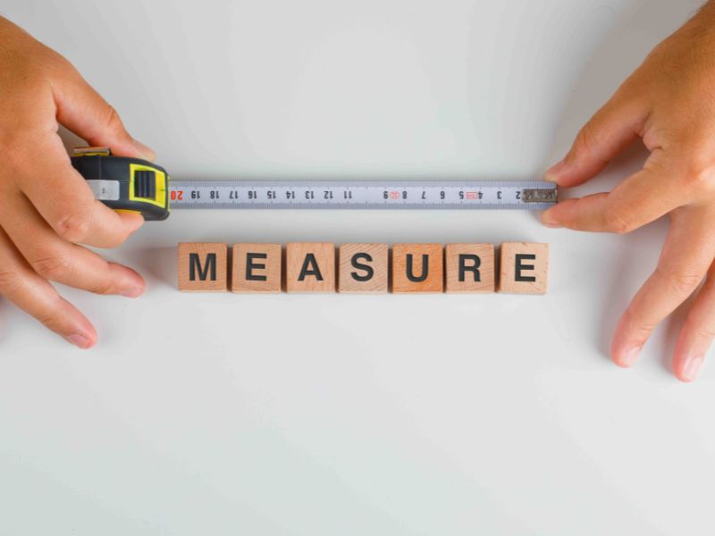 10 Erros Comuns na Hora de Decorar Sua Casa 2 erros de decoracao, imagem mostra maos segurando uma trena e a palavra measure (medir)