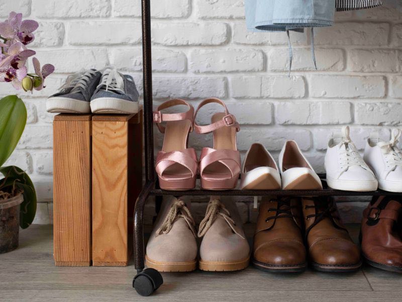 Organize sua Sapateira: 5 Dicas Infalíveis! 2 organize sua sapateira, imagem mostra uma arara de closet com varios sapatos arrumados em suas prateleiras